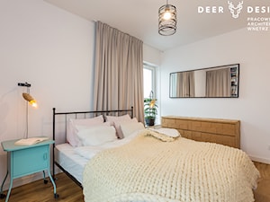 Na Saskiej Kępie w stylu loftowym - Duża biała sypialnia, styl skandynawski - zdjęcie od Deer Design