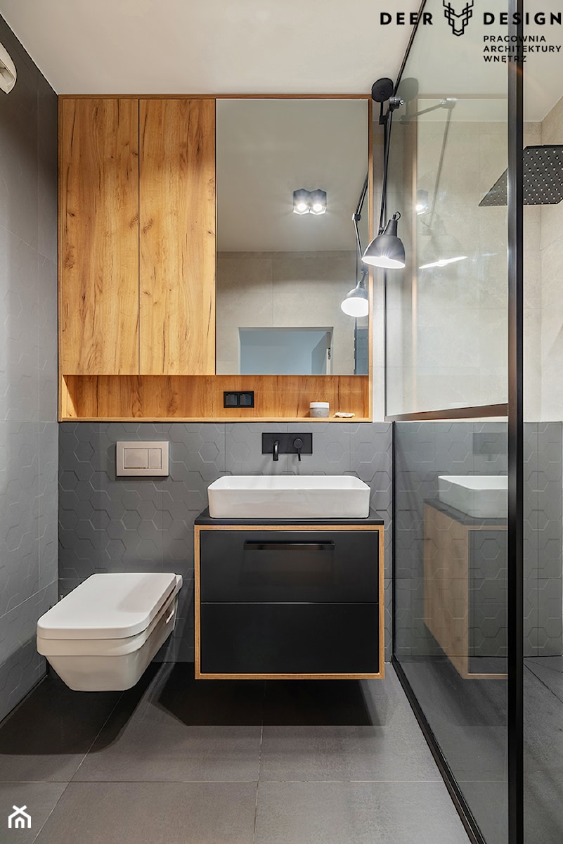 Soft loft i drewno - Mała bez okna z lustrem z punktowym oświetleniem łazienka, styl skandynawski - zdjęcie od Deer Design