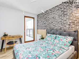 Romantycznie z Kolorem - Średnia biała szara z biurkiem sypialnia z balkonem / tarasem, styl skandynawski - zdjęcie od Deer Design