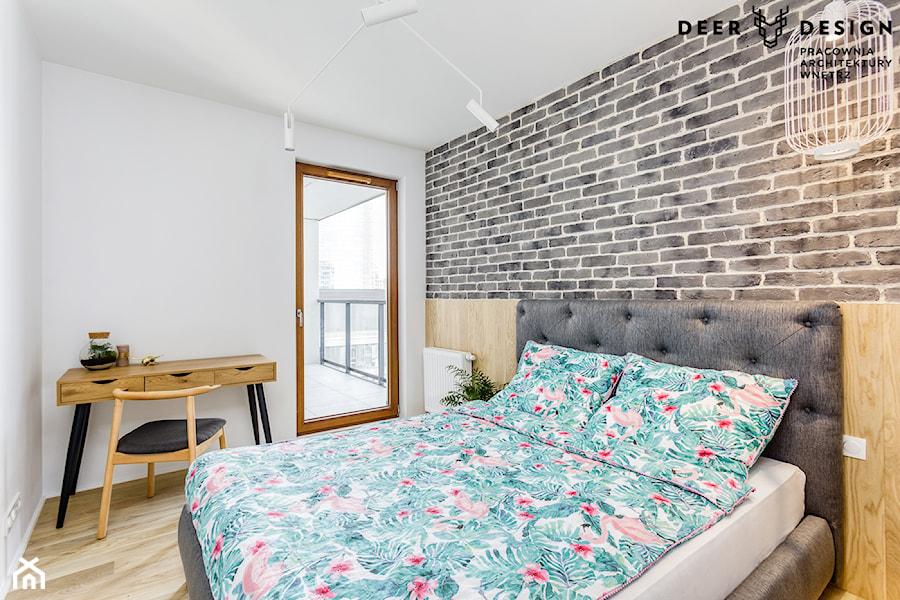 Romantycznie z Kolorem - Średnia biała szara z biurkiem sypialnia z balkonem / tarasem, styl skandynawski - zdjęcie od Deer Design
