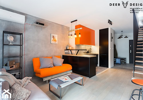 Industrialne wnętrze mieszkania dwupoziomowego - Średni biały szary salon z kuchnią z jadalnią, styl industrialny - zdjęcie od Deer Design