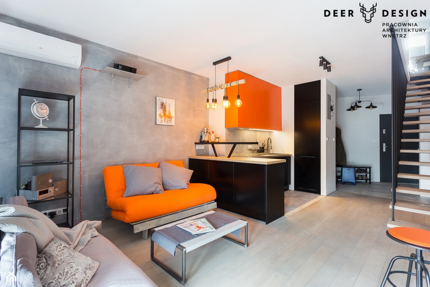 Industrialne wnętrze mieszkania dwupoziomowego - Średni biały szary salon z kuchnią z jadalnią, styl industrialny - zdjęcie od Deer Design - Homebook