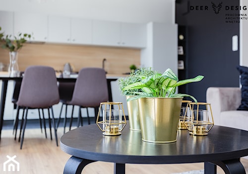 Prosta elegancja po prawej stronie Wisły - Mały biały czarny salon z kuchnią z jadalnią, styl skandynawski - zdjęcie od Deer Design