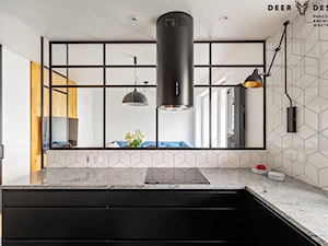 Soft loft i drewno - Średnia otwarta z salonem biała szara z zabudowaną lodówką kuchnia w kształcie litery l z oknem, styl skandynawski - zdjęcie od Deer Design
