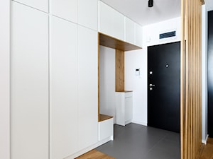 Przytulne mieszkanie w męskim wydaniu - Średni biały hol / przedpokój, styl skandynawski - zdjęcie od Deer Design