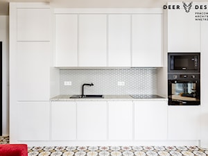 Romantycznie z Kolorem - Średnia otwarta z salonem biała z zabudowaną lodówką z nablatowym zlewozmywakiem kuchnia jednorzędowa, styl skandynawski - zdjęcie od Deer Design