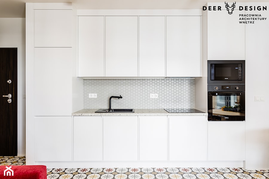 Romantycznie z Kolorem - Średnia otwarta z salonem biała z zabudowaną lodówką z nablatowym zlewozmywakiem kuchnia jednorzędowa, styl skandynawski - zdjęcie od Deer Design