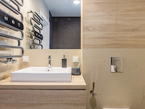 Na Saskiej Kępie w stylu loftowym - Mała z lustrem z punktowym oświetleniem łazienka, styl skandynawski - zdjęcie od Deer Design
