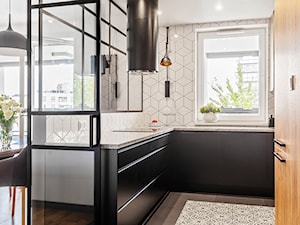 Soft loft i drewno - Średnia otwarta z salonem z kamiennym blatem biała z zabudowaną lodówką kuchnia w kształcie litery u z oknem, styl skandynawski - zdjęcie od Deer Design