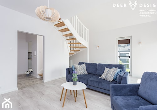 Dwupoziomowe mieszkanie w stylu skandynawskim - Mały biały salon, styl skandynawski - zdjęcie od Deer Design