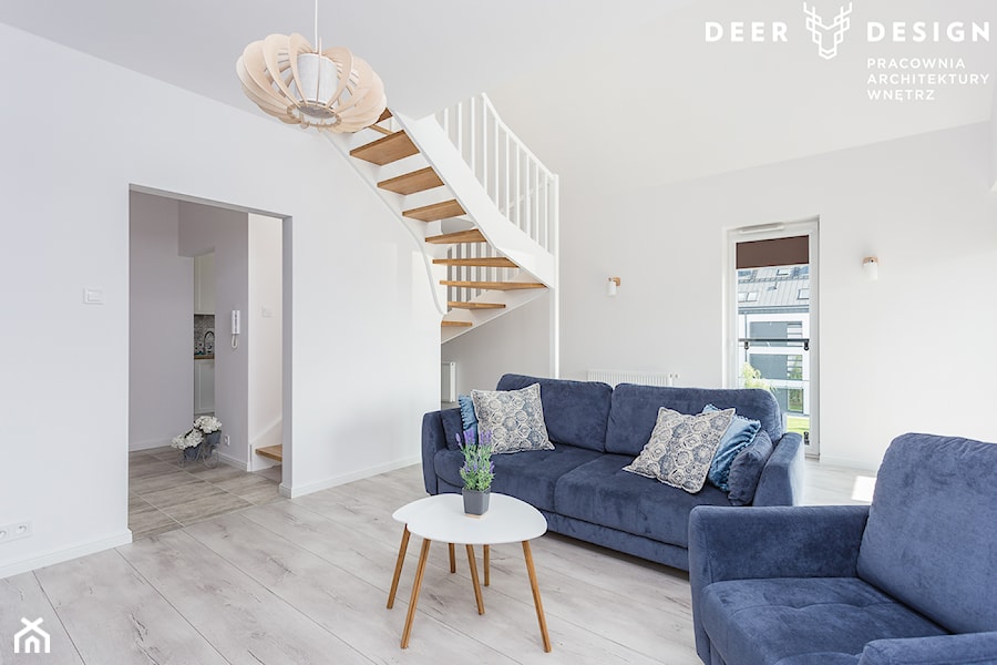 Dwupoziomowe mieszkanie w stylu skandynawskim - Mały biały salon, styl skandynawski - zdjęcie od Deer Design