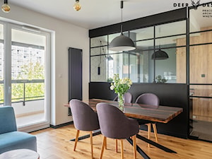 Soft loft i drewno - Duży biały czarny salon z jadalnią, styl skandynawski - zdjęcie od Deer Design