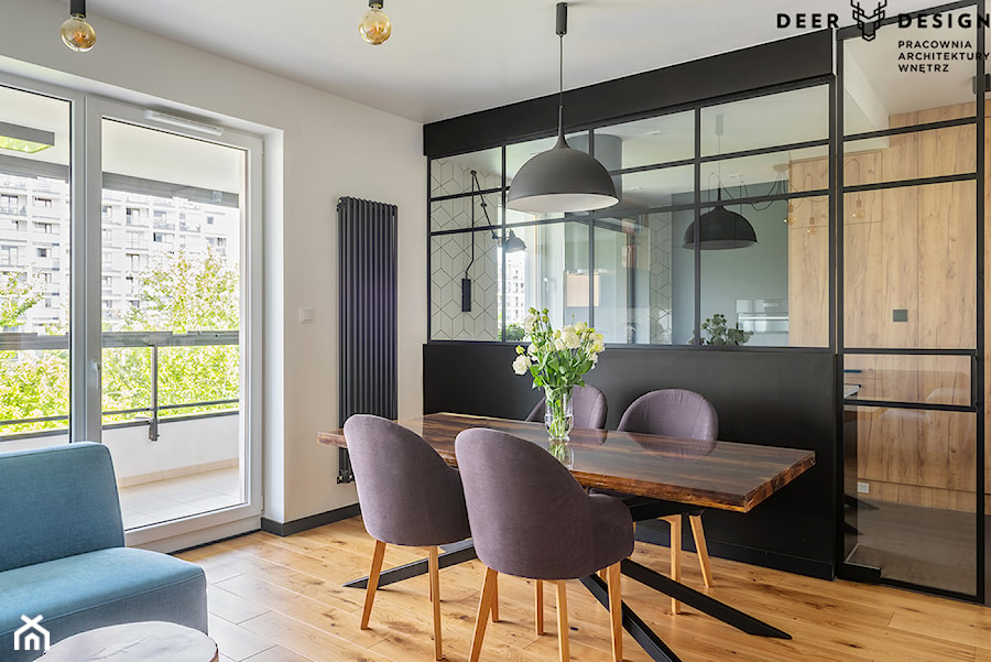 Soft loft i drewno - Duży biały czarny salon z jadalnią, styl skandynawski - zdjęcie od Deer Design