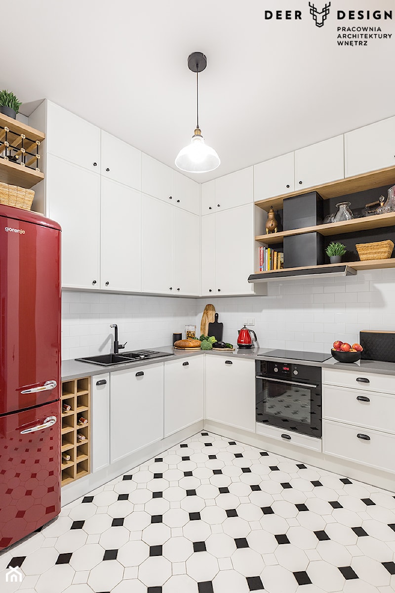 Dwupoziomowe mieszkanie w kolor ubrane - Średnia otwarta z kamiennym blatem szara z zabudowaną lodówką z nablatowym zlewozmywakiem kuchnia w kształcie litery l, styl skandynawski - zdjęcie od Deer Design