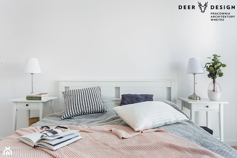 Bazując na bieli - Mała biała sypialnia, styl nowoczesny - zdjęcie od Deer Design