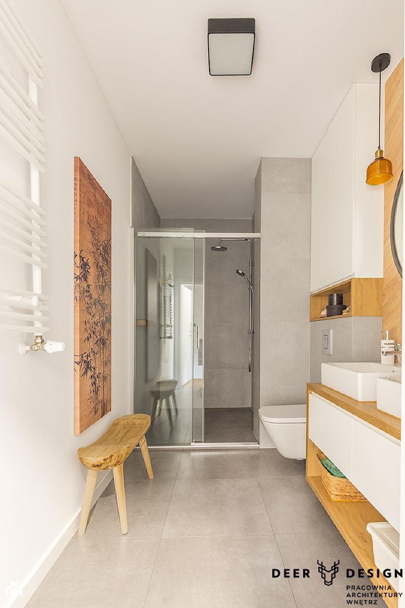 Dwupoziomowe mieszkanie w kolor ubrane - Średnia bez okna z lustrem z dwoma umywalkami łazienka, styl skandynawski - zdjęcie od Deer Design