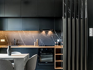 Postaw na czerń - Średnia otwarta z zabudowaną lodówką z nablatowym zlewozmywakiem kuchnia w kształcie litery l z oknem z marmurem nad blatem kuchennym, styl minimalistyczny - zdjęcie od Deer Design