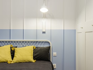 Dawka pozytywnej energii - Mała biała niebieska sypialnia, styl skandynawski - zdjęcie od Deer Design