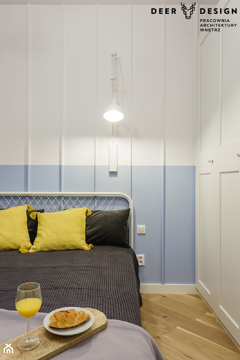 Dawka pozytywnej energii - Mała biała niebieska sypialnia, styl skandynawski - zdjęcie od Deer Design