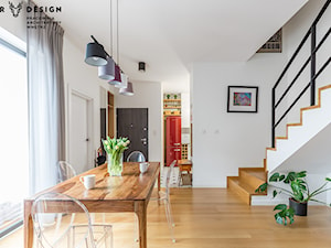 Dwupoziomowe mieszkanie w kolor ubrane - Jadalnia, styl industrialny - zdjęcie od Deer Design