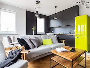 Wzmocnione kolorem - Mały czarny szary salon z kuchnią z jadalnią, styl skandynawski - zdjęcie od Deer Design
