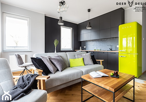Wzmocnione kolorem - Mały czarny szary salon z kuchnią z jadalnią, styl skandynawski - zdjęcie od Deer Design