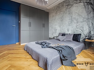 Wzmocnione kolorem - Duża niebieska szara sypialnia, styl skandynawski - zdjęcie od Deer Design