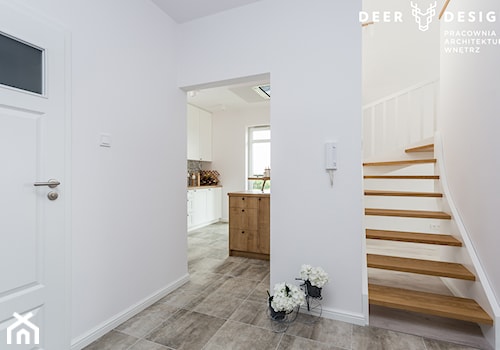 Dwupoziomowe mieszkanie w stylu skandynawskim - Średni biały hol / przedpokój, styl skandynawski - zdjęcie od Deer Design