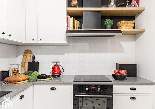 Dwupoziomowe mieszkanie w kolor ubrane - Średnia biała z zabudowaną lodówką kuchnia w kształcie litery l, styl skandynawski - zdjęcie od Deer Design