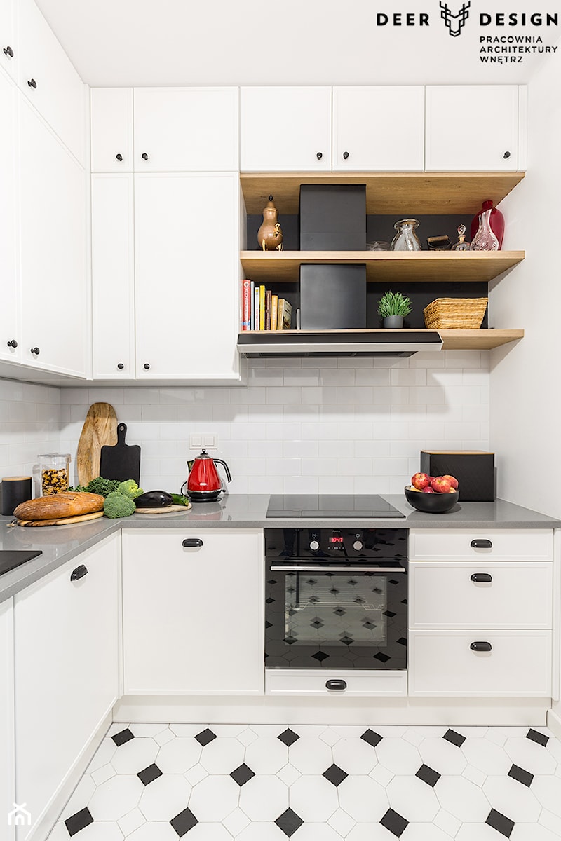 Dwupoziomowe mieszkanie w kolor ubrane - Średnia biała z zabudowaną lodówką kuchnia w kształcie litery l, styl skandynawski - zdjęcie od Deer Design