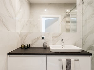 Klasyka, biel i spójność - Mała bez okna z marmurową podłogą łazienka, styl skandynawski - zdjęcie od Deer Design