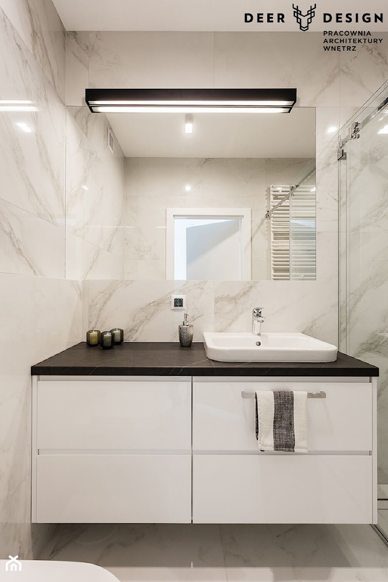 Klasyka, biel i spójność - Mała bez okna z marmurową podłogą łazienka, styl skandynawski - zdjęcie od Deer Design