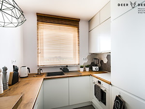 Przytulne mieszkanie w męskim wydaniu - Średnia biała z zabudowaną lodówką z podblatowym zlewozmywakiem kuchnia w kształcie litery u z oknem, styl skandynawski - zdjęcie od Deer Design