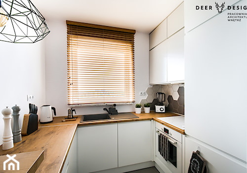 Przytulne mieszkanie w męskim wydaniu - Średnia biała z zabudowaną lodówką z podblatowym zlewozmywakiem kuchnia w kształcie litery u z oknem, styl skandynawski - zdjęcie od Deer Design