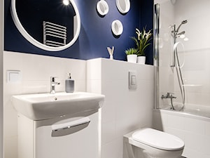 Na zasadzie kontrastu - Mała bez okna z lustrem łazienka, styl skandynawski - zdjęcie od Deer Design