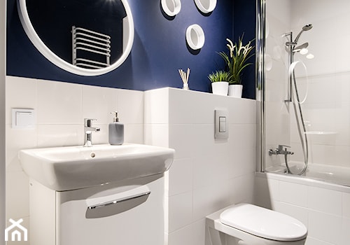 Na zasadzie kontrastu - Mała bez okna z lustrem łazienka, styl skandynawski - zdjęcie od Deer Design