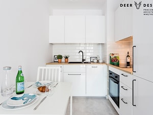 Bazując na bieli - Mała zamknięta biała z zabudowaną lodówką z nablatowym zlewozmywakiem kuchnia w kształcie litery l, styl nowoczesny - zdjęcie od Deer Design