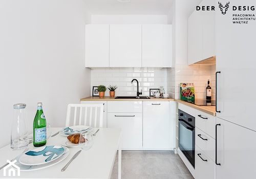 Bazując na bieli - Mała zamknięta biała z zabudowaną lodówką z nablatowym zlewozmywakiem kuchnia w kształcie litery l, styl nowoczesny - zdjęcie od Deer Design