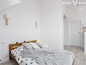 Dwupoziomowe mieszkanie w stylu skandynawskim - Średnia biała sypialnia na poddaszu, styl skandynawski - zdjęcie od Deer Design