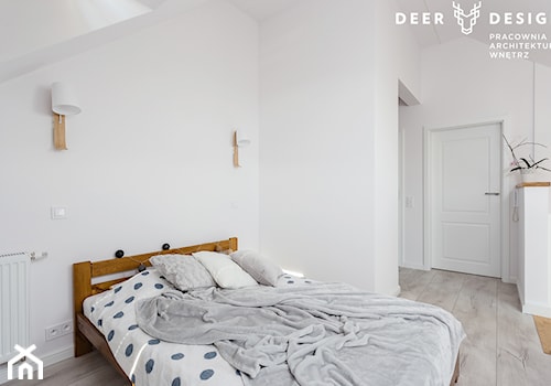 Dwupoziomowe mieszkanie w stylu skandynawskim - Średnia biała sypialnia na poddaszu, styl skandynawski - zdjęcie od Deer Design