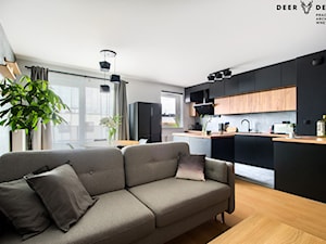 Czerń w towarzystwie drewna - Średni biały czarny szary salon z kuchnią z jadalnią, styl industrialny - zdjęcie od Deer Design