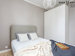 Z turkusowym akcentem - Mała szara sypialnia, styl skandynawski - zdjęcie od Deer Design