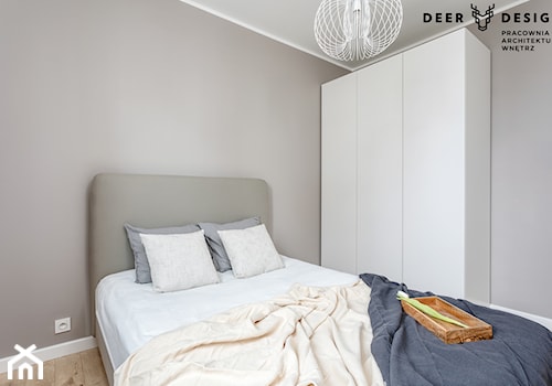 Z turkusowym akcentem - Mała szara sypialnia, styl skandynawski - zdjęcie od Deer Design