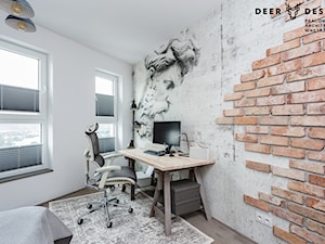 Industrialne wnętrze mieszkania dwupoziomowego - Mała biała z biurkiem sypialnia, styl industrialny - zdjęcie od Deer Design