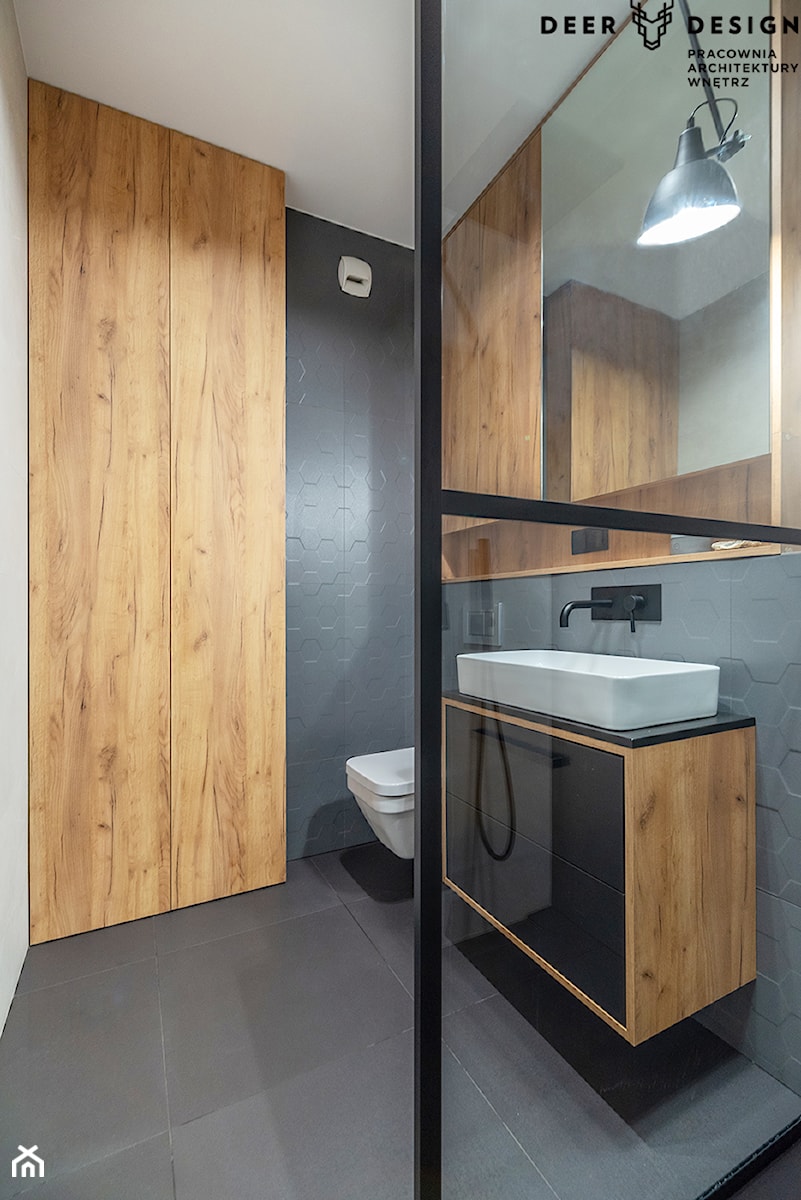 Soft loft i drewno - Mała bez okna z lustrem z punktowym oświetleniem łazienka, styl skandynawski - zdjęcie od Deer Design