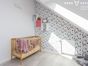 Dwupoziomowe mieszkanie w stylu skandynawskim - Średni biały szary pokój dziecka dla niemowlaka dla chłopca dla dziewczynki, styl skandynawski - zdjęcie od Deer Design