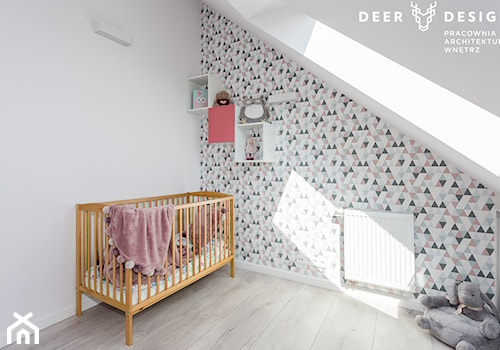 Dwupoziomowe mieszkanie w stylu skandynawskim - Średni biały szary pokój dziecka dla niemowlaka dla chłopca dla dziewczynki, styl skandynawski - zdjęcie od Deer Design