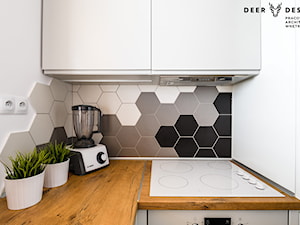 Przytulne mieszkanie w męskim wydaniu - Mała zamknięta biała szara z zabudowaną lodówką kuchnia w kształcie litery l, styl skandynawski - zdjęcie od Deer Design