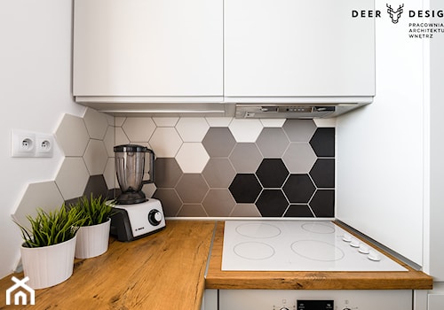 Przytulne mieszkanie w męskim wydaniu - Mała zamknięta biała szara z zabudowaną lodówką kuchnia w kształcie litery l, styl skandynawski - zdjęcie od Deer Design