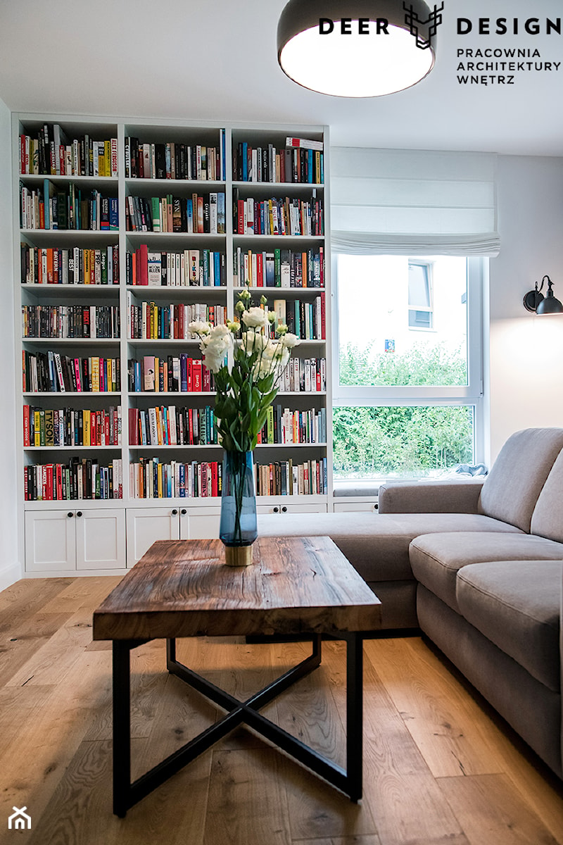Domowy Eklektyzm - Średni biały salon z bibiloteczką, styl skandynawski - zdjęcie od Deer Design